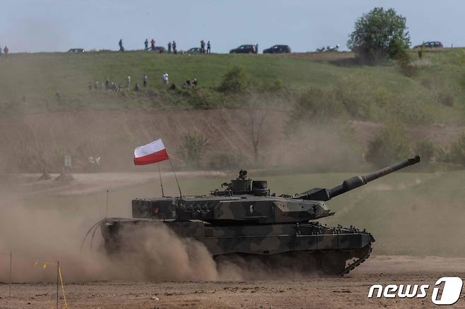 폴란드가 운용하는 독일제 레오파르드2 전차가 지난해 5월 폴란드에서 치러진 폴란드-미국-프랑스-스웨덴의 합동 훈련에서 활용되고 있다. ⓒ AFP=뉴스1 ⓒ News1 강민경 기자