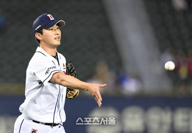 두산 홍건희가 투수 땅볼을 잡아 1루로 토스하고 있다. 박진업기자 upandup@sportsseoul.com