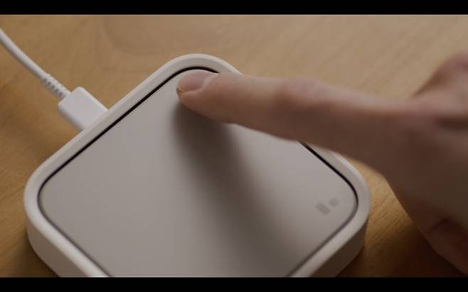 삼성전자는 스마트홈을 쉽고 빠르게 구현할 수 있는 '스마트싱스 스테이션(SmartThings Station)'을 오는 25일 국내 출시한다고 24일 밝혔다.ⓒ삼성전자