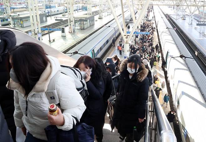 다시 일상으로설 연휴 마지막 날인 24일 서울역에 도착한 귀경객들이 역을 빠져나가고 있다. 사진=박범준 기자