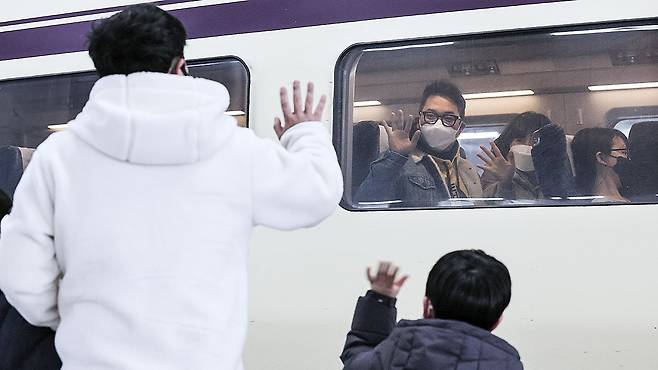 24일 설 연휴 마지막 날 고향을 찾았던 귀성객들이 부산역 플랫폼에서 배웅 나온 가족들에게 손을 흔들며 귀경길에 오르고 있다. 송봉근 기자