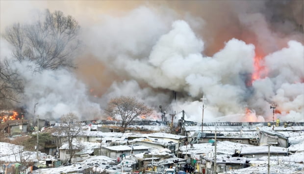설 연휴를 하루 앞둔 20일 서울 개포동 구룡마을에서 화재가 발생해 주택 60가구가 불타고 62명의 이재민이 발생했다. 소방당국은 구룡마을 4지구에서 불이 시작됐다고 보고 화재 원인을 조사하고 있다. 연합뉴스