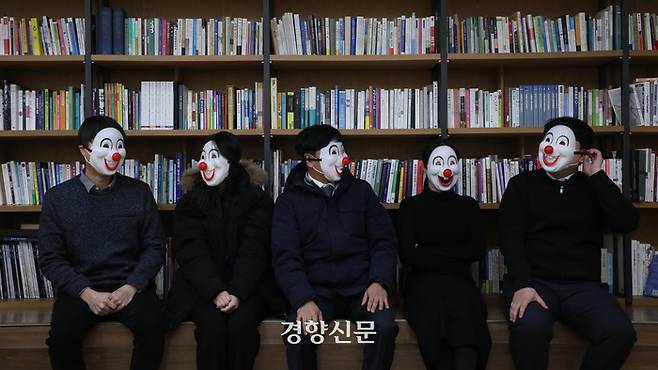 지난해 12월19일 경향신문 여적향에서 직장갑질119가 진행한 수다회에서 새마을금고 갑질 제보자들이 새마을금고의 실태와 개선방안을 논의하고 있다. 김창길기자