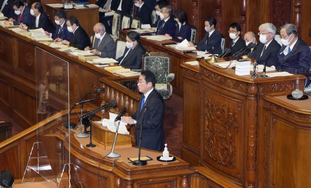 기시다 후미오 일본 총리가 23일 마스크를 벗은 채 정기국회 시정방침 연설을 하고 있다. 교도연합뉴스