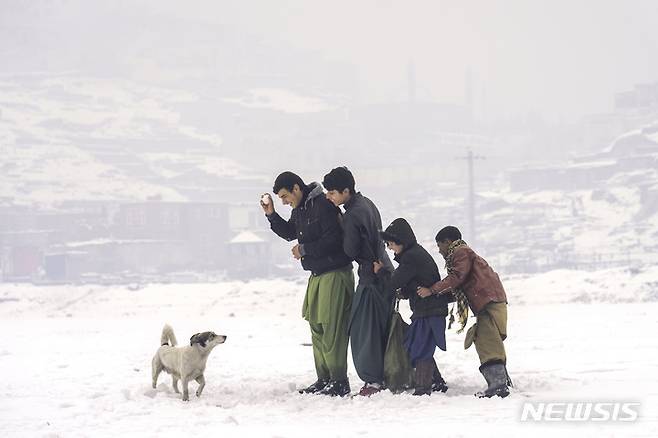 [카불(아프가니스탄)=AP/뉴시스]지난 11일 눈이 내리는 아프가니스탄 수도 카불 외곽 지역에서 어린이들이 놀고 있다.  2023.1.19