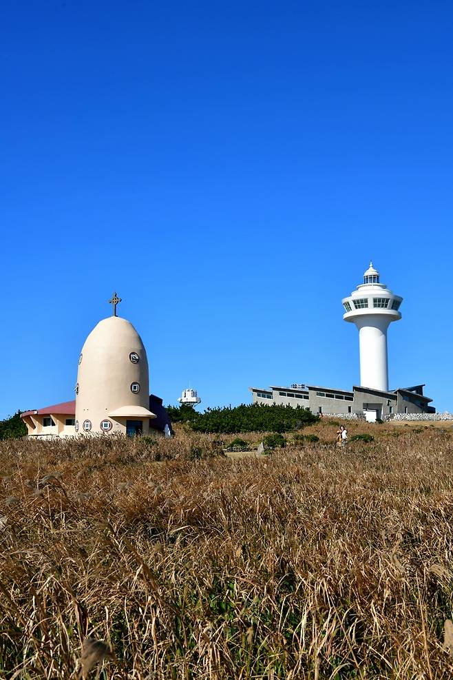 마라도 성당과 등대.