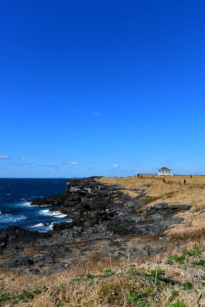 마라도 팔각정 해안산책로.