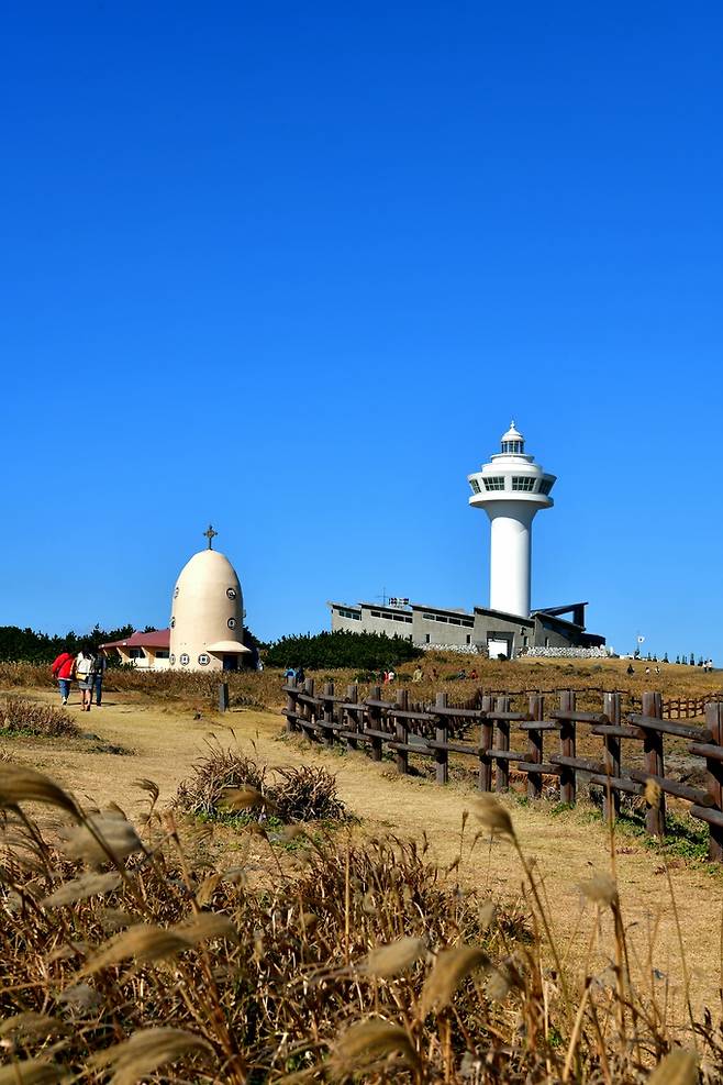 마라도 성당과 등대.