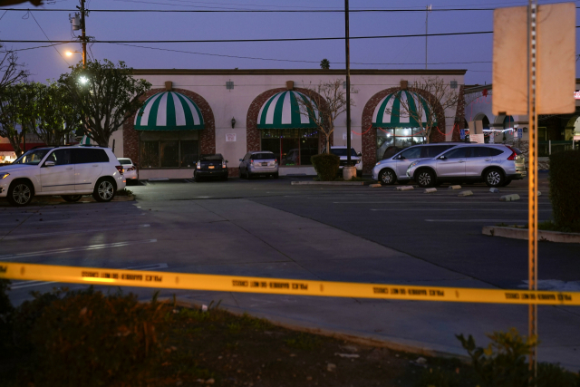 지난 21일(현지 시간) 아시아계 남성의 무차별 총격으로 11명이 사망한 미국 로스앤젤레스(LA) 인근 몬터레이파크의 댄스 교습소. AP연합뉴스