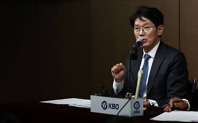 이강철 WBC 대표팀 감독이 지난 4일 엔트리를 발표한 뒤 설명하고 있다. 연합뉴스