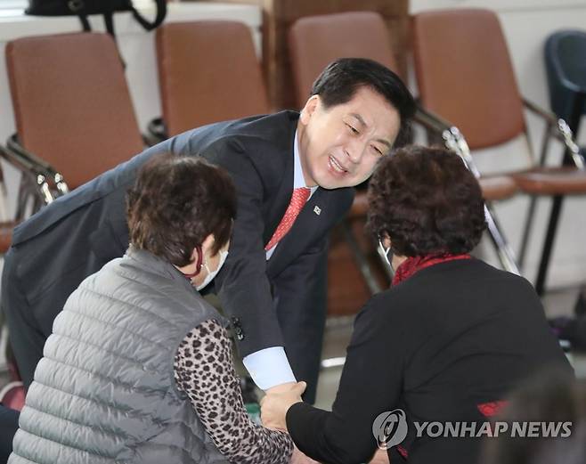 시민과 인사하는 김기현 의원 (울산=연합뉴스) 김용태 기자 = 국민의힘 당권 주자인 김기현 의원이 20일 오전 울산시 남구 울산시노인복지관을 방문해 시민과 인사하고 있다. 2023.1.20 yongtae@yna.co.kr