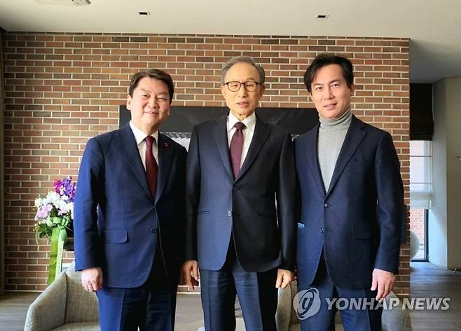 MB 예방한 안철수 (서울=연합뉴스) 국민의힘 당권 주자인 안철수 의원이 20일 오후 서울 강남구 이명박 전 대통령 사저를 찾아 이 전 대통령과 포즈를 취하고 있다.
    왼쪽부터 안 의원, 이 전 대통령, 안 의원 경선캠프 선대위원장인 김영우 전 의원. 2023.1.20 [안철수 의원실 제공. 재판매 및 DB금지] uwg806@yna.co.kr