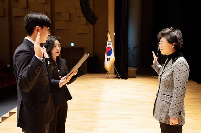 최연혜(왼쪽 세 번째) 한국가스공사 사장이 25일 대구 본사 국제회의장에서 열린 신입직원 임용식에서 함께 선서하고 있다. 공사 제공.