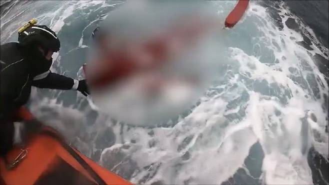 제주 해경 구조대가 25일 오후 서귀포 공해상에서 침몰한 홍콩 화물선 A호(6551톤·승선원22명) 선원을 구조하고 있다. 현재까지 14명이 구조됐고, 8명이 실종된 상태다. (사진=제주지방해양경찰청)