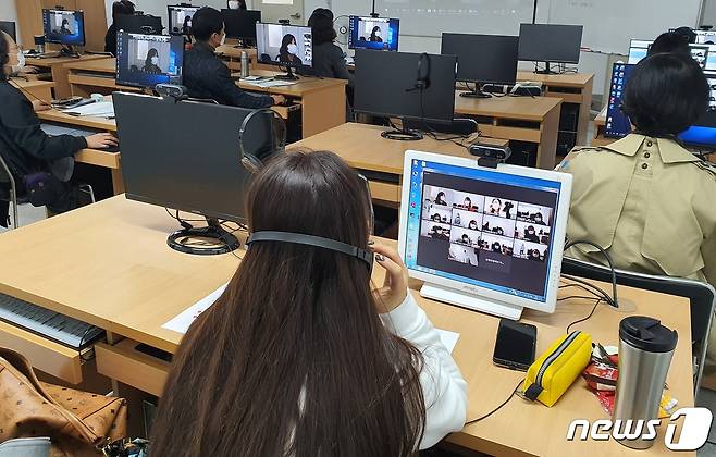 전북 군산시가 오는 30일부터 온라인 학습 콘텐츠인 '사이버 평생학습관'을 운영한다.(군산시제공) 2023.1.25/뉴스1