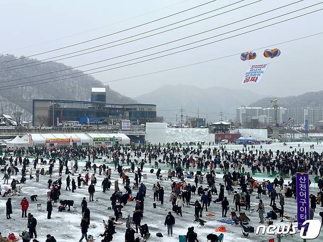 강원 화천군 화천천에서 열린 화천산천어축제장을 찾은 관광객들이 얼음 낚시를 즐기고 있다.ⓒ News1 DB