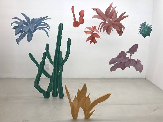 성다솜, 식물 공동체 Plant community, 2022, formax, urethane,  400×300cm (갤러리샘 제공)