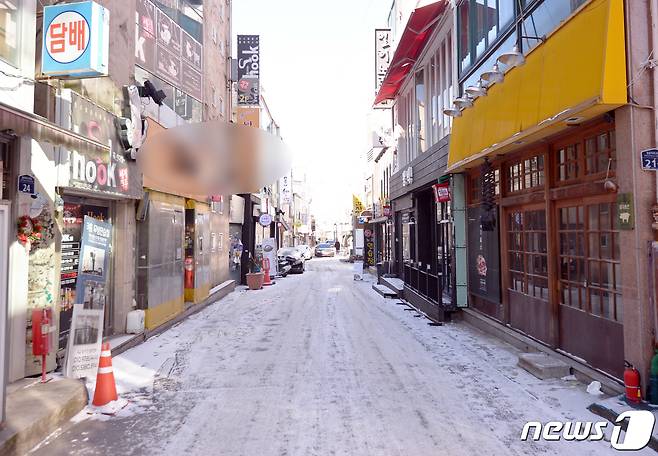 25일 오후 광주 동구 서석동 한 이면도로가 빙판길로 변해 있다. 2023.1.25/뉴스1 ⓒ News1 이승현 기자