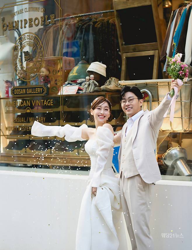 사진 : 드레스 아벨바이케이, 에디터 조윤예, 캐스팅디렉터 고성송, 포토그래퍼 김보하(써드마인드), 슈트 스플렌디노, 헤어 김은희 메이크업 이미진, 제품협찬 가자와인, 블라썸베일, 수야