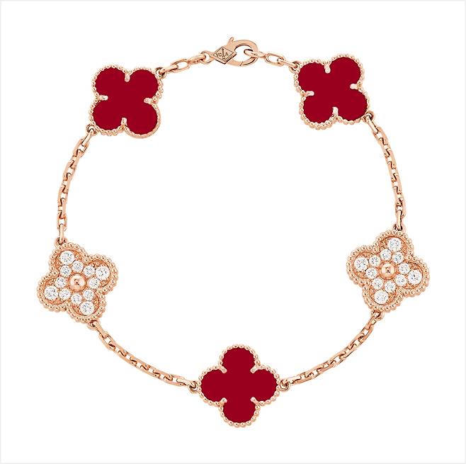 사진 : 반클리프 아펠(Van Cleef & Arpels), VINTAGE ALHAMBRA 5-MOTIF BRACELET, PINK GOLD, CARNELIAN_1658363
