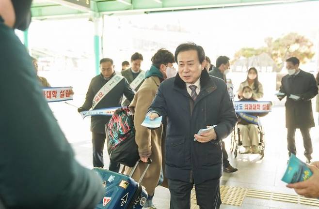박홍률 시장이 귀성객들에게 위대유치 팜플렛을 나눠주고 있다. [사진제공=목포시]