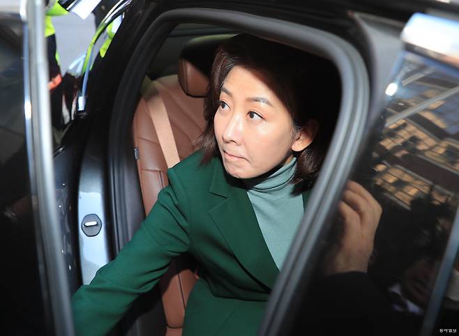나경원 전 의원이 국민의힘 전당대회 불출마선언을 한 뒤 차량에 탑승하고 있다. 김재명 기자 base@donga.com