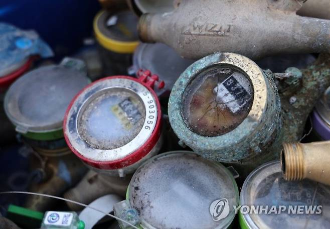 국에 한파특보가 발령된 24일 오전 서울 종로구 서울시설공단 중부수도관리소에 동파된 계량기가 보관돼 있다. /사진=연합뉴스