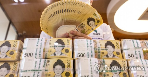 서울 중구 하나은행 본점 위변조대응센터에서 관계자가 5만원 권 지폐들을 정리하고 있다. 연합뉴스 제공