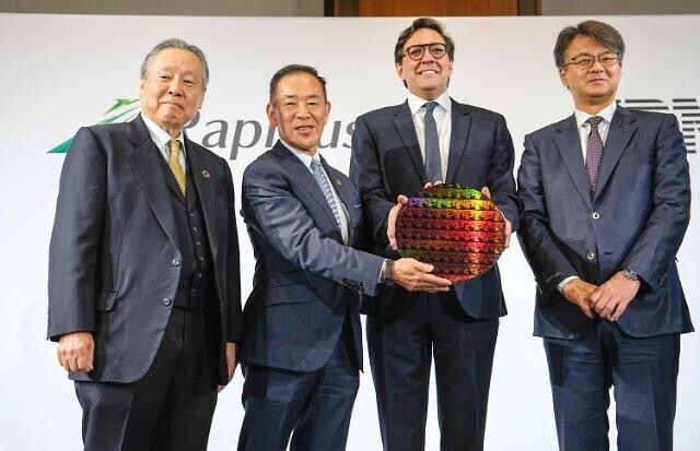 고이케 아쓰요시 라피더스 사장(왼쪽에서 두 번째)과 다리오 길 IBM 수석부사장(오른쪽에서 두 번째)이 지난달 도쿄에서 최첨단 반도체 개발 협약을 맺은 뒤 기념촬영을 하고 있다. 연합뉴스