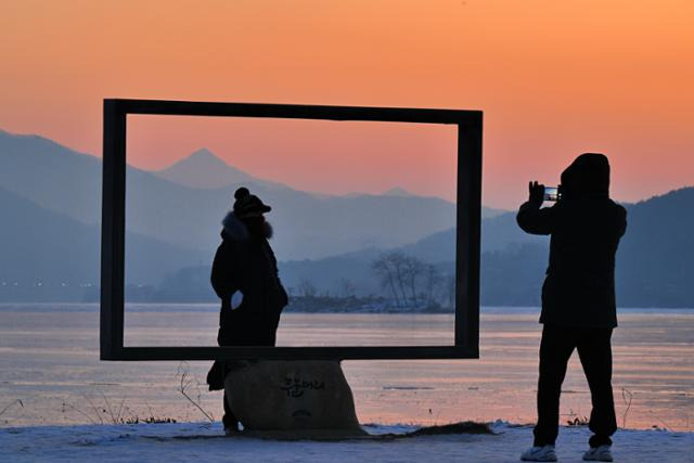 경기 양평 두물머리에 가면 주변 풍광을 담는 ‘커다란 액자’가 한눈에 들어온다. 자연과 인공이 빚어낸 멋진 풍경 속에 사랑하는 사람의 사진을 담게 되면 분명히 세상에서 가장 아름다운 그림이 될 것이다. 왕태석 선임기자