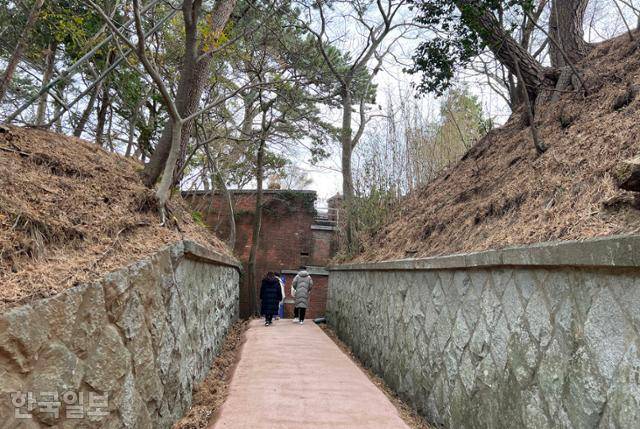 저도에 남아 있는 일제의 탄약고.