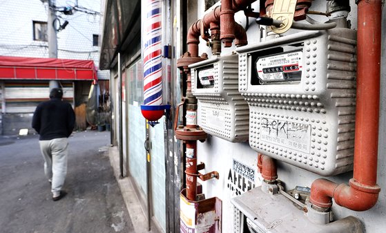전국적인 강추위로 난방비 급등 우려가 커지고 있는 가운데 24일 서울 시내 한 주택가 가스계량기 모습.   난방에 쓰이는 도시가스 요금은 최근 1년 동안 38.4％ 올랐다. 연합뉴스