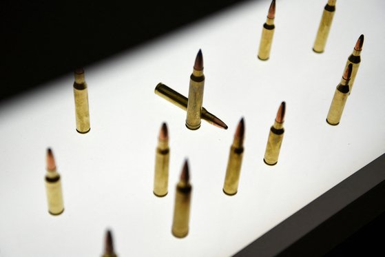 미국 총기협회 행사에서 전시된 총알. 총기 소유가 자유로운 미국에서는 관련 사고가 끊이지 않는다. 로이터=연합뉴스