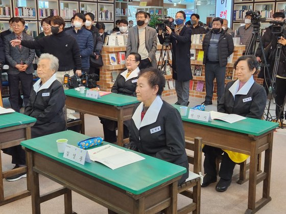 25일 오전 경북 안동시 경북도청 1층 미래창고에서 '칠곡할매글꼴' 주인공인 할머니들이 이철우 경북도지사에게 수업을 받고 있다. 김정석 기자