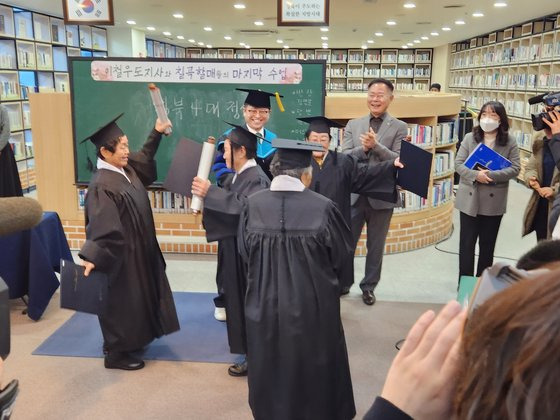 25일 오전 경북 안동시 경북도청 1층 미래창고에서 이철우 경북도지사로부터 졸업장을 수여 받은 '칠곡할매글꼴' 주인공인 할머니들이 춤을 추고 있다. 김정석 기자