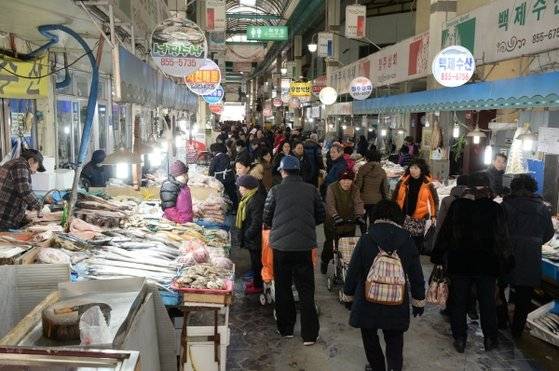 ‘공주 산성시장’은 일제강점기 이후 공주시민이 여가를 즐기던 최대 상업 밀집 지역으로 공주의 도시사적 경관 형성에 큰 의미를 지니고 있다.