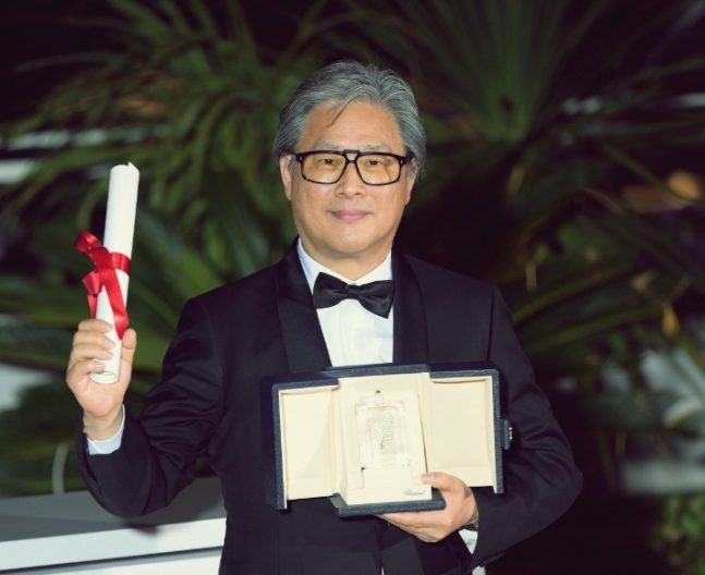 Director Park Chan-wook poses after winning the best director award at the 75th Cannes Film Festival in May last year. (CJENM)