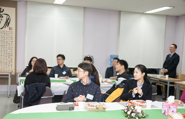 어진원(앞줄 왼쪽) 집사가 2019년 서울 송파구 주님의교회에서 열린 ‘아름다운부모학교’에서 학부모들과 함께 강의를 듣고 있다. 어진원 집사 제공