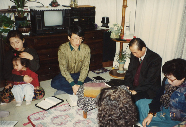 김영걸 목사는 학창시절 방황할 때도 부모님의 기도 덕에 교회를 떠나지 않았다. 아버지 김충효(왼쪽 세 번째) 목사가 집에서도 정장을 갖춰 입고 가정예배를 인도하는 모습. 왼쪽 두 번째가 김영걸 목사.