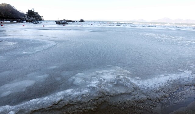 25일 부산 사하구 다대포해수욕장 바닷물이 얼어 있다. 이날 부산 아침 최저기온은 영하 12도로 올 겨울 들어 가장 추운 날씨를 보였다. 뉴시스