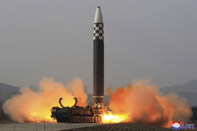 지난해 4월 24일 시험 발사한 북한의 화성17호 대륙간탄도미사일(ICBM). AP연합뉴스