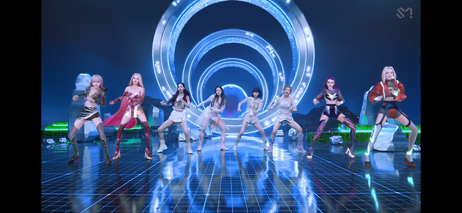 2021년 발표곡 ‘새비지’(Savage)에서 아바타와 함께 춤추고 있는 에스파. <사진제공=SM엔터테인먼트>