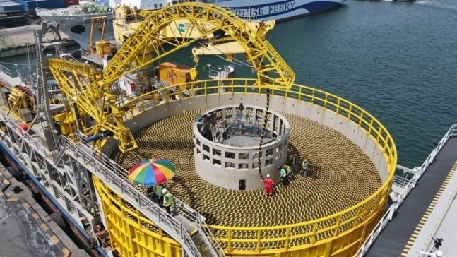 LS전선 동해공장에서 생산된 해저 케이블이 포설선에 선적되고 있다. (LS전선 제공)