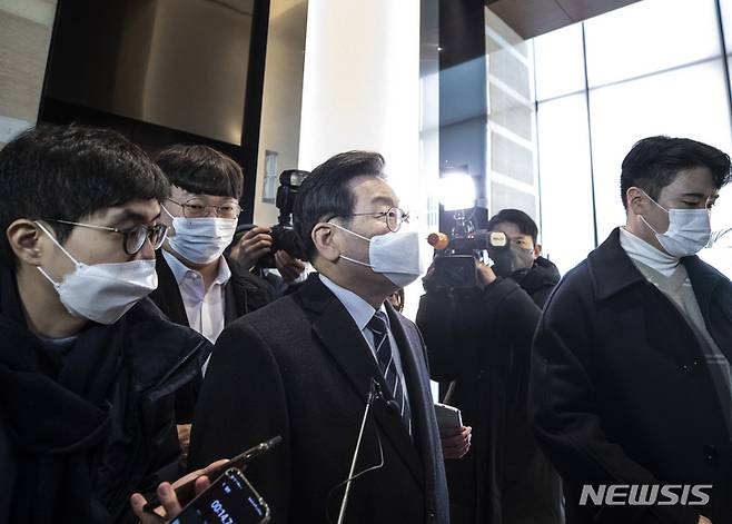 [서울=뉴시스] 김근수 기자 = 이재명 더불어민주당 대표가 25일 오전 서울 마포구의 한식당에서 당내 강성 초선의원 모임 '처럼회' 소속 의원들과 식사를 마치고 밖으로 나서고 있다. 2023.01.25. ks@newsis.com