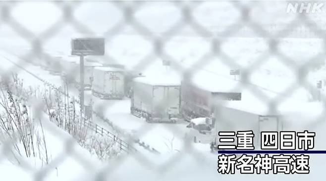 [서울=뉴시스]일본 신메이신 고속도로의 미에현 시가현을 연결하는 구간에 25일 폭설로 정체가 발생했다. 사진은 일본 NHK 중계 화면 갈무리. 2023.01.25.*DB 및 재판매 금지.
