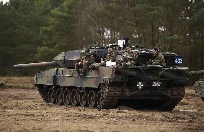 [뮌스터=AP/뉴시스]독일 연방군 93 훈련대대 소속 레오파드2 A7V 주력탱크의 대원들이 뮌스터 훈련장에서 훈련 도중 레오파드2 위에서 잠시 쉬고 있다. 2023.01.16. *재판매 및 DB 금지