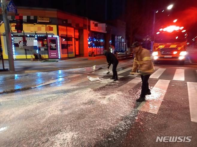 [인천=뉴시스] 정일형 기자 = 25일 00시 53분께 인천 연수구 송도동 한 아파트 단지 인근 도로에서 수도관이 동파돼 소방대원들이 안전조치를 하고 있다.  (사진은 인천소방본부 제공)