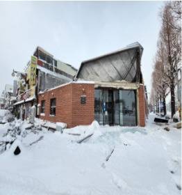 전북 군산지역 소상공인 상가 지붕이 지난해 12월23일 내린 폭설로 주저앉아 있다. 풍수해보험에 가입해 둔 덕분에 보험료의 1800배 넘는 보험금을 받게 됐다. 사진제공=행정안전부