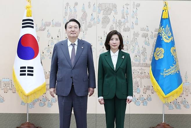 지난해 10월14일 서울 용산 대통령실 청사에서 윤석열 대통령(왼쪽)과 나경원 저출산고령사회위원회 부위원장이 기념촬영을 하고 있다. 연합뉴스