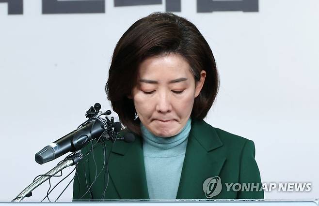입술 깨무는 나경원 (서울=연합뉴스) 이정훈 기자 = 국민의힘 나경원 전 의원이 25일 오전 서울 여의도 국민의힘 당사에서 기자회견을 열고 전당대회 불출마를 선언하며 입술을 깨물고 있다. 2023.1.25 uwg806@yna.co.kr